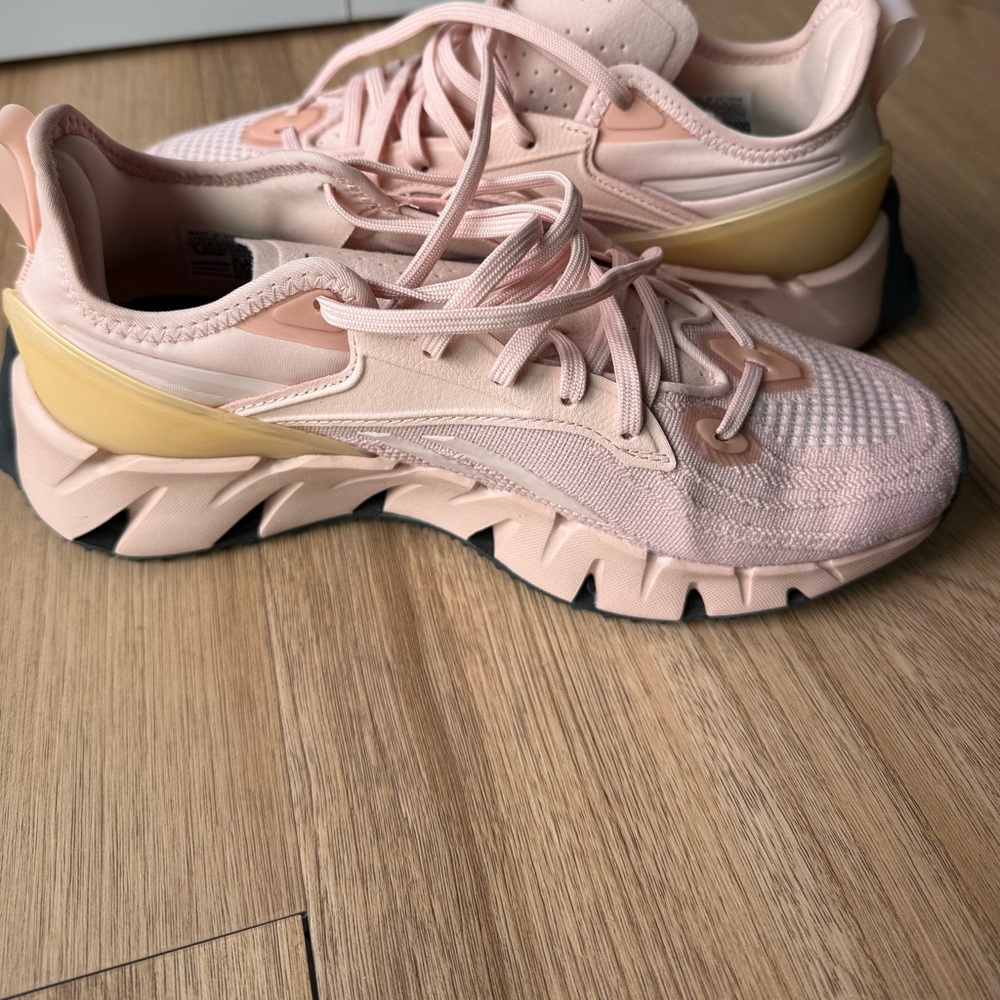 Reebock  size 8 never worn sneakers